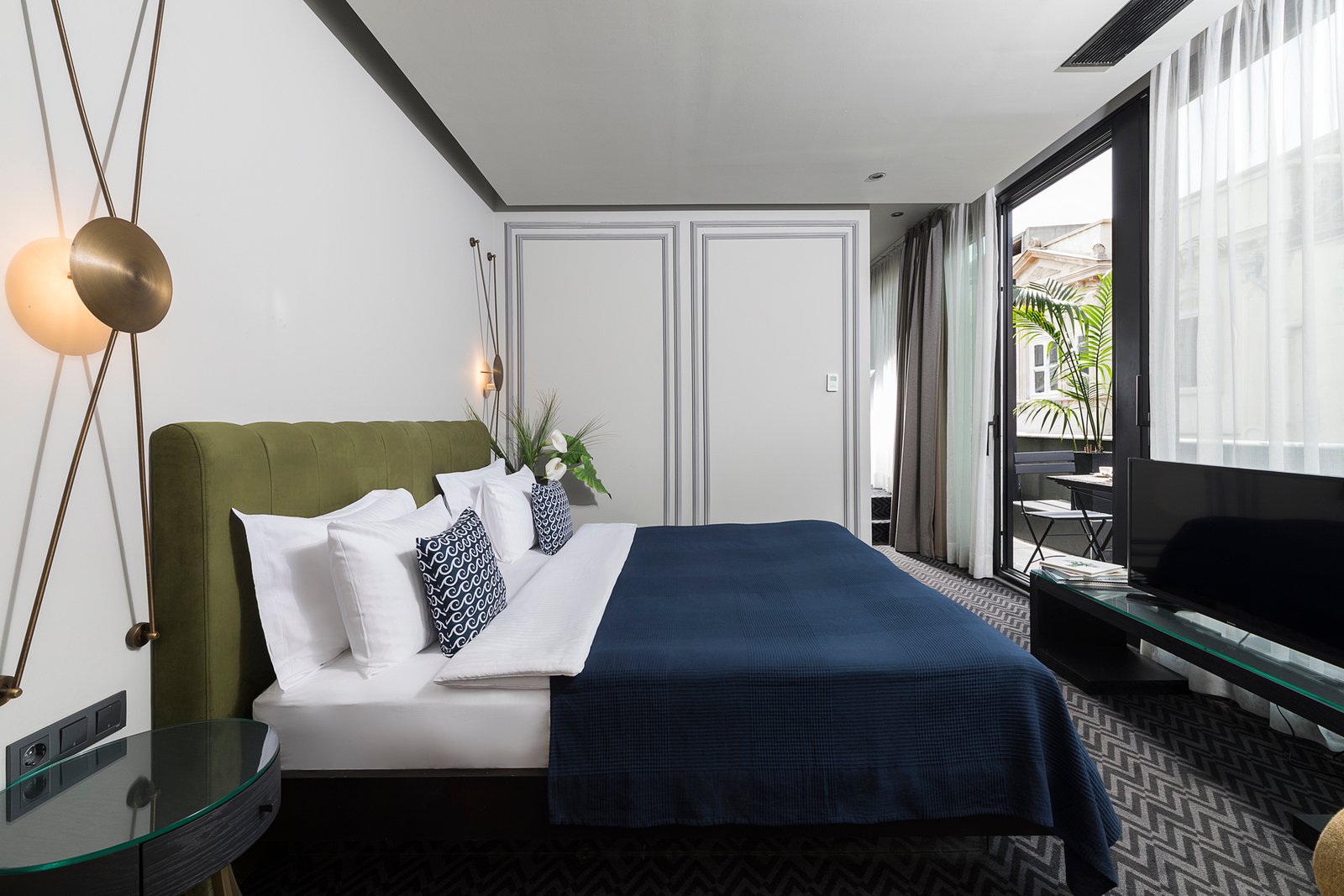 Professional commercial interior architecture photographs by Sinan Niyazi Kutsal showcasing urban loft-style guest rooms and premium bedding layouts at Nabu Hotel Karakoy.