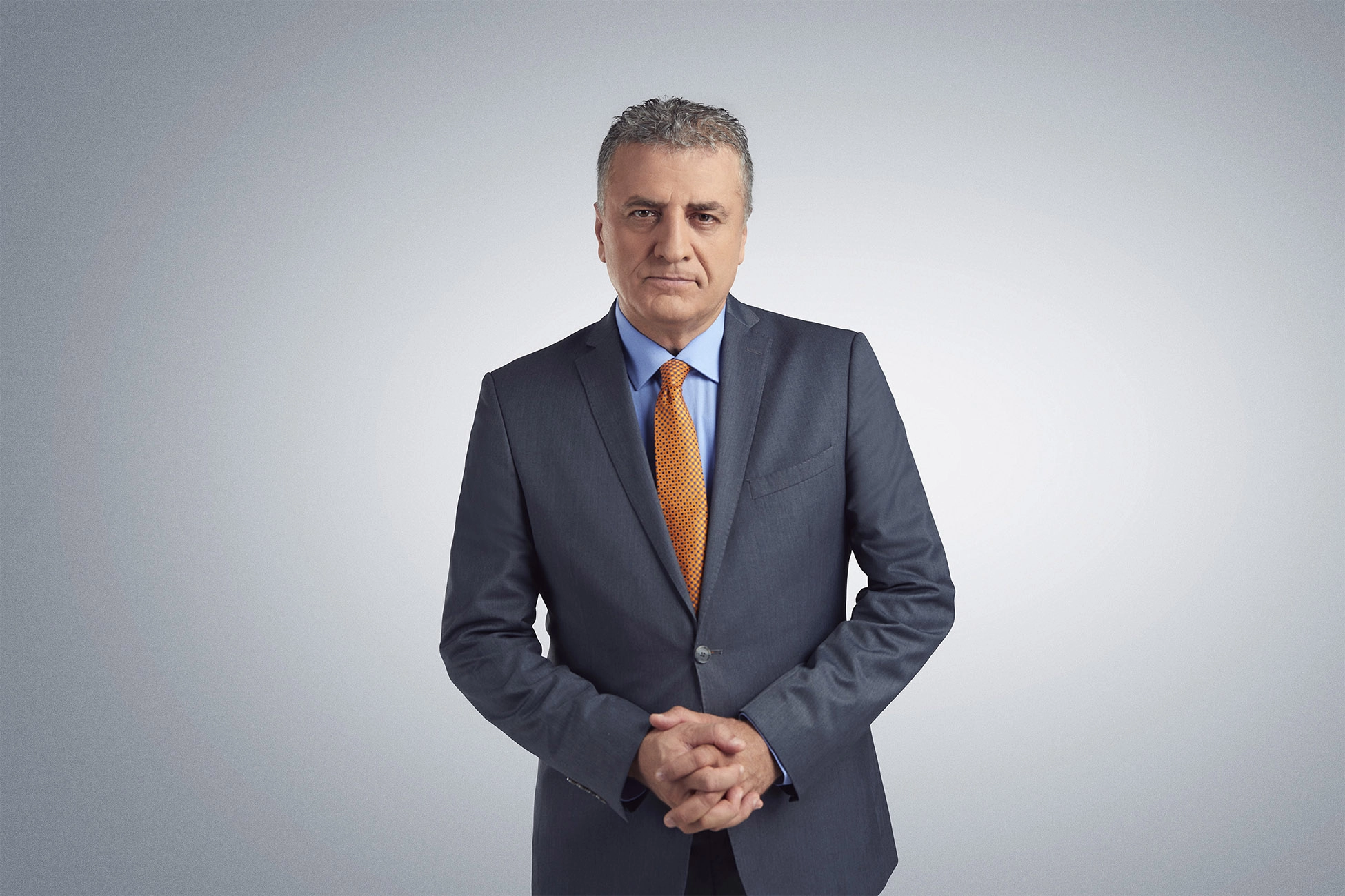 Fuat Kozluklu, TRT spikeri ve televizyon sunucusu için çekilen profesyonel kurumsal portre fotoğrafı.