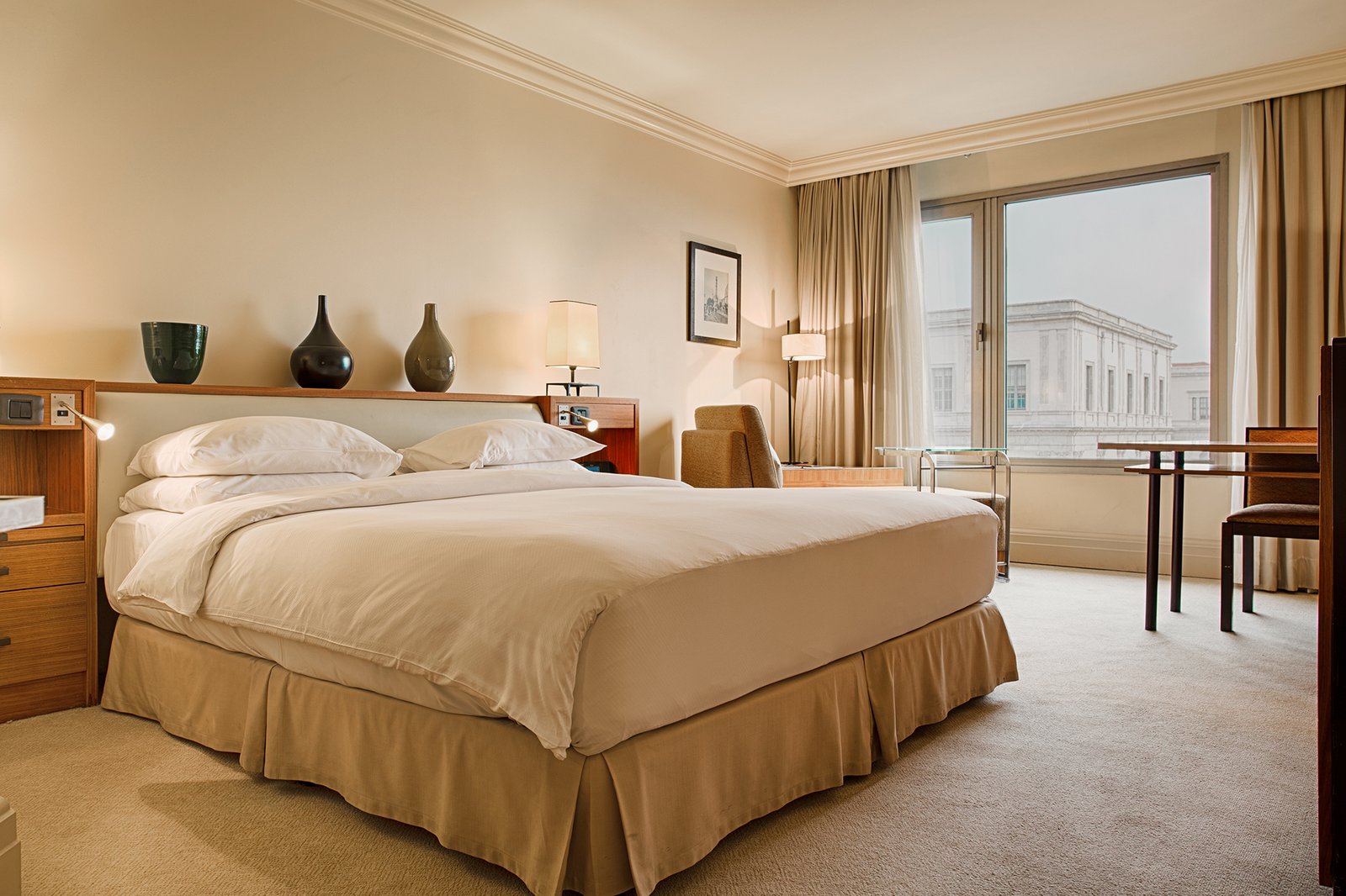 Professional commercial interior architecture photographs by Sinan Niyazi Kutsal showcasing luxury guest rooms and premium suites at Grand Hyatt Istanbul under warm, crisp hospitality lighting.