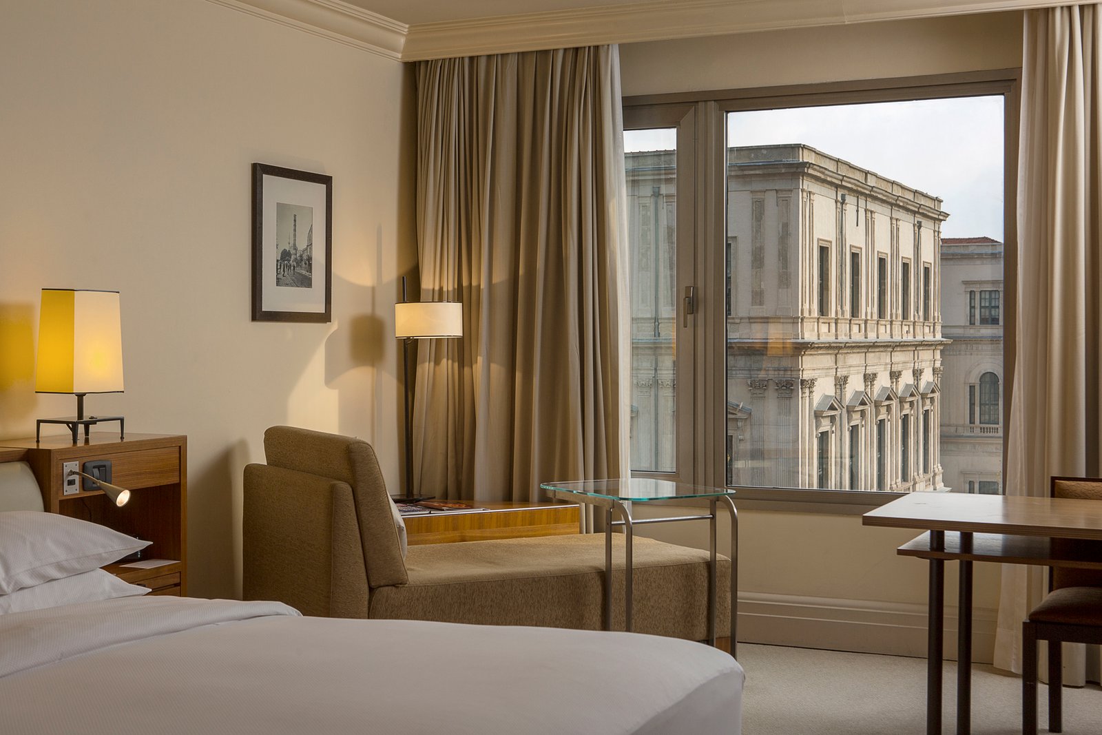 Professional commercial interior architecture photographs by Sinan Niyazi Kutsal showcasing luxury guest rooms and premium suites at Grand Hyatt Istanbul under warm, crisp hospitality lighting.