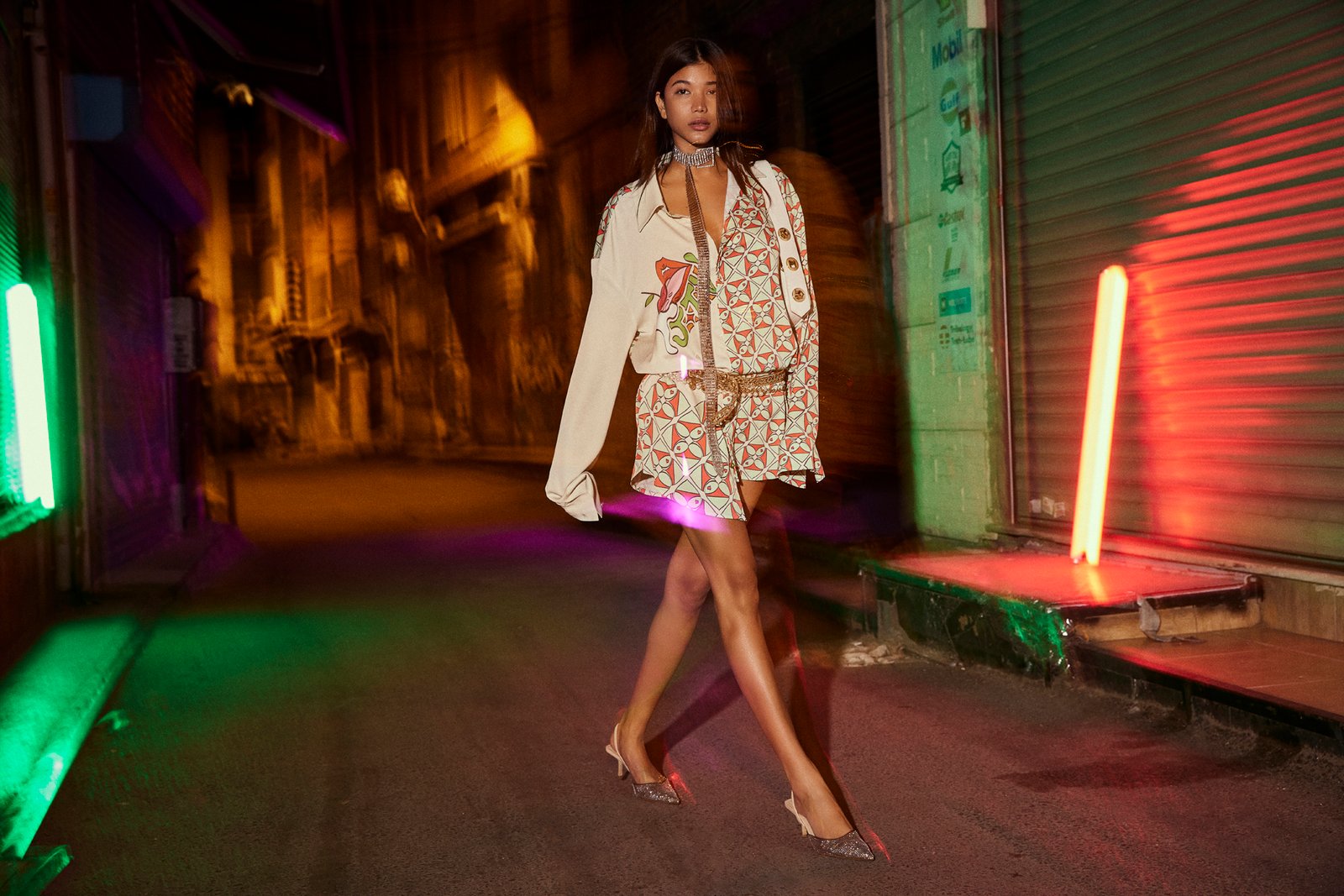 Professional commercial night fashion photographs by Sinan Niyazi Kutsal for Je te veux, capturing models posing in stylish streetwear on the gritty, neon-lit streets of Karakoy, Istanbul, alongside a vintage sports car with glowing pink light leaks.
