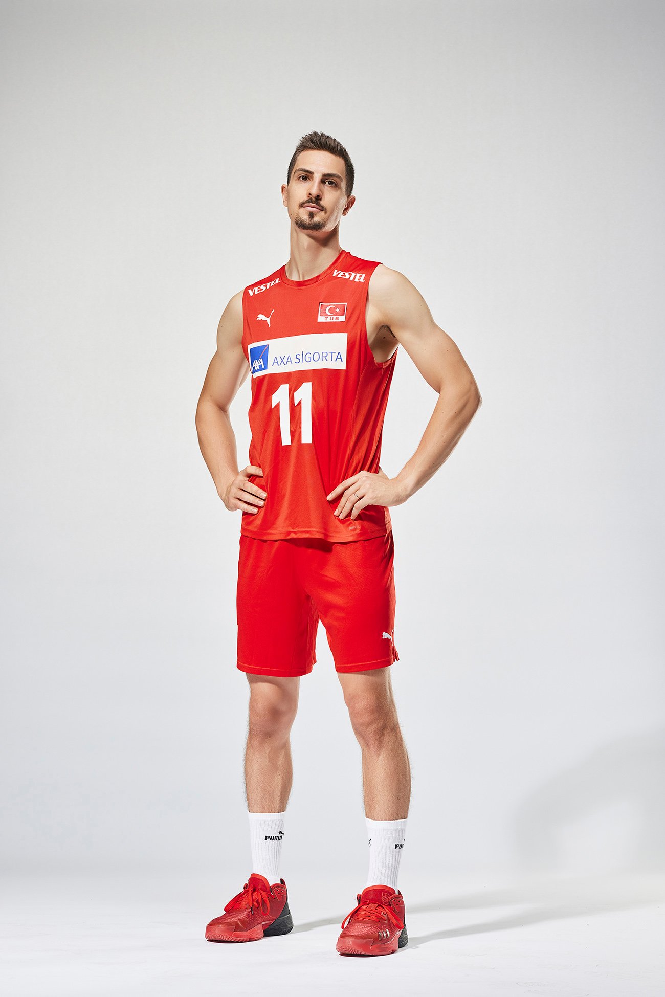 Studio portrait of Yiğit Gülmezoğlu wearing the Türkiye Men’s National Volleyball Team uniform.