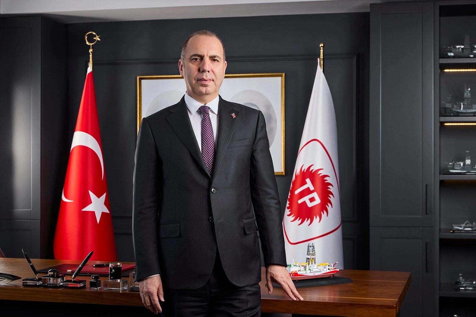 Cem Erdem, General Manager of Türkiye Petrolleri, photographed in a corporate office with Turkish and Türkiye Petrolleri flags.